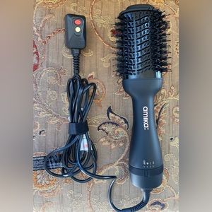 Amika hair blow dry brush 2.0
2-in-1 hair styling tool